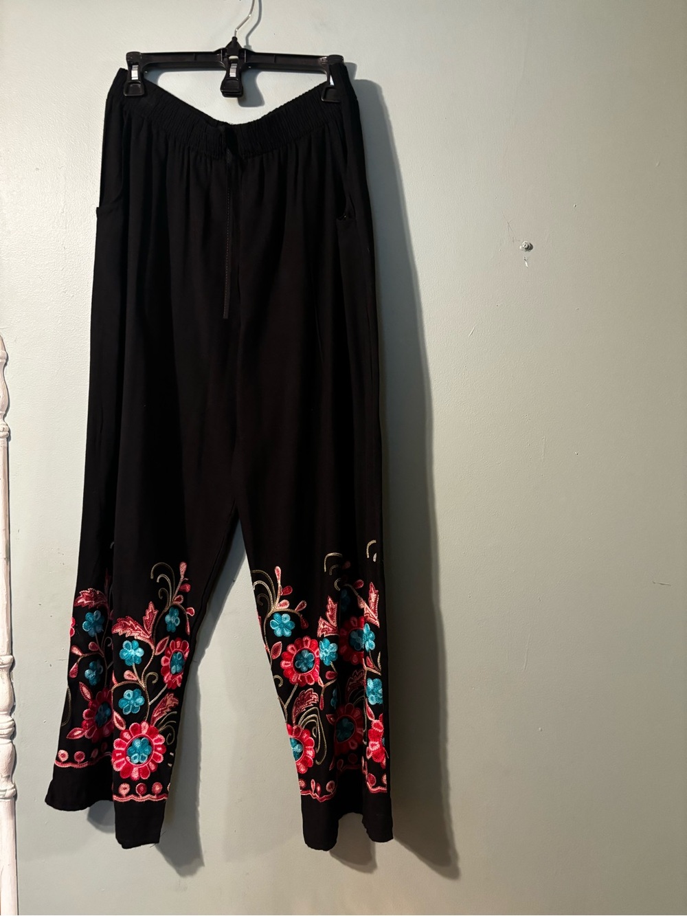 Floral Embroidered Boutique Hippie Pants Size 4-6 NWOT